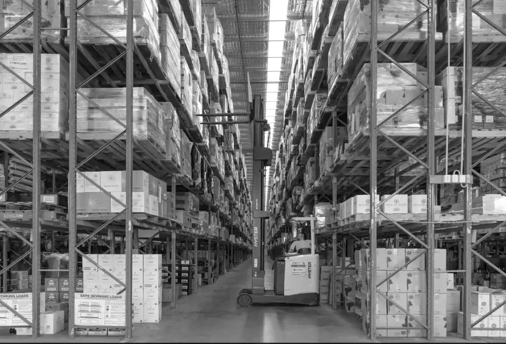 Extensive warehouse capacity and pallet racking